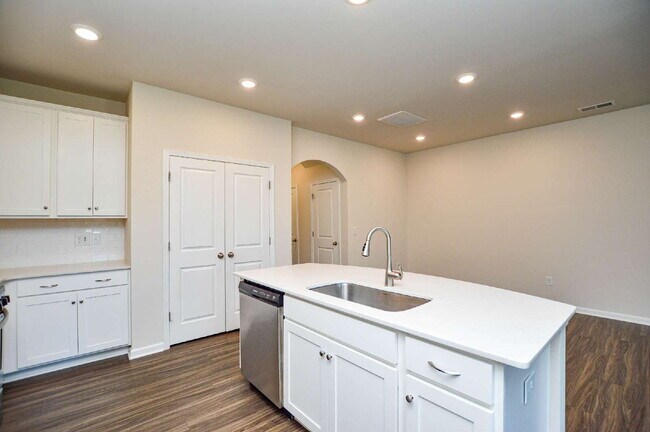 Building Photo - Easy Tega Cay Living in a Thoughtfully Updated Townhome
