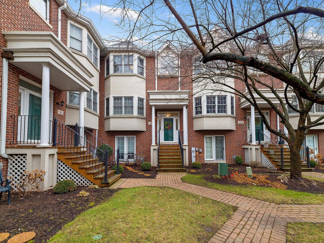 403 W Hillgrove Ave Unit 403, La Grange, IL 60525 Condo for Rent in