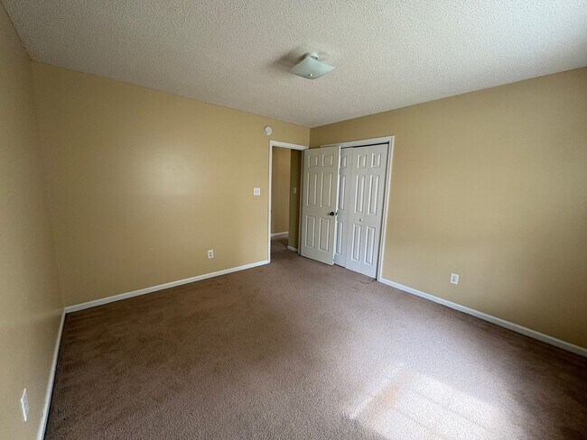 Foto del edificio - Charming two bedroom two bath town home that is set on an end unit. This home is just minutes fro...