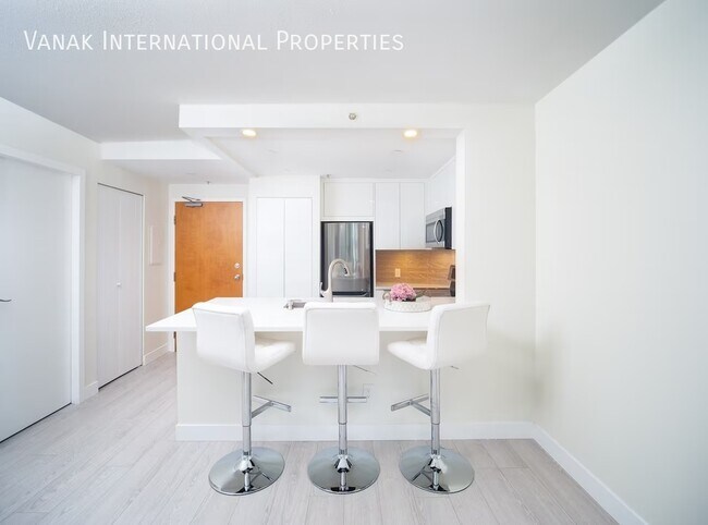 Building Photo - Modern 1BR Furnished Condo in Coal Harbour