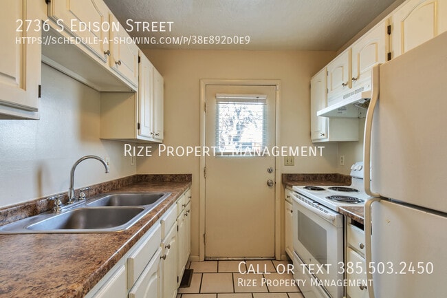 Building Photo - 2736 S Edison St