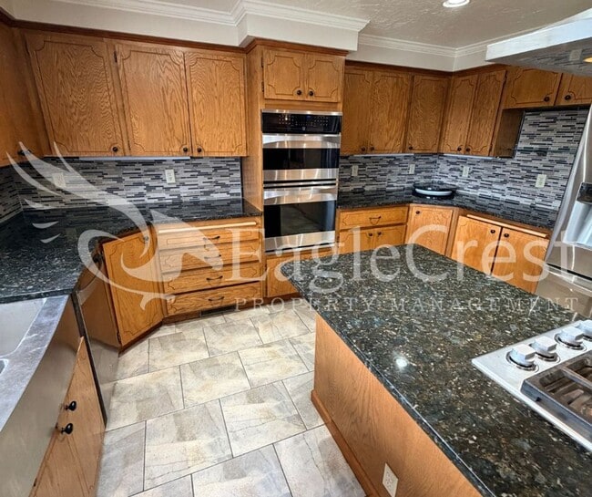 Foto del edificio - Thoughtfully Designed 3 Bedroom 2 bathroom Home with Open Kitchen and Private Deck