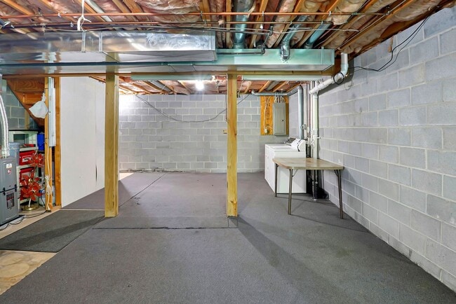 Building Photo - 213 Copperfield Ln