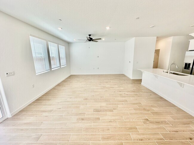 Foto del edificio - 878 Fruitwood Ave