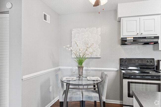 Hereford 1 dormitorio, 1 baño - 550 pies cuadrados - Comedor - Duke Manor- Students save up to 10%!