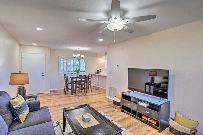 Building Photo - 4303 E Cactus Rd