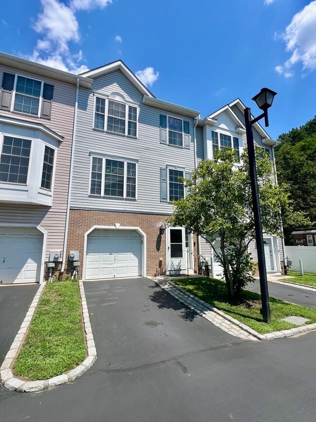 Stunning 3-Bedroom Townhome with 1-Car Gar... - Stunning 3-Bedroom Townhome with 1-Car Gar...