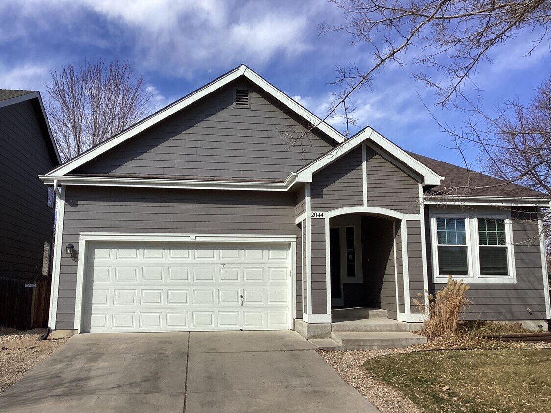 Primary Photo - 3 bedroom, 2 Bath Ranch Home with 2 Car At...