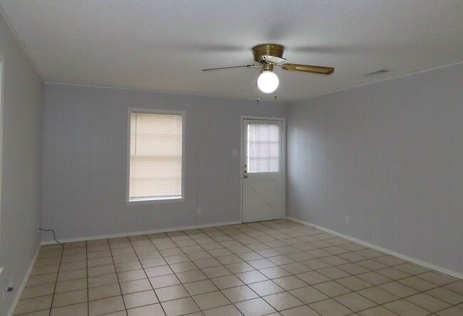 Building Photo - Charming 2 Bedroom, 1 Bath House in Whiteh...