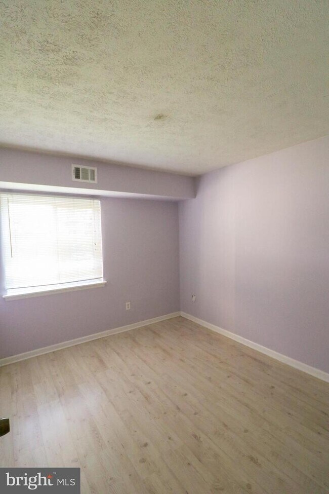 Building Photo - 7950 Seven Woods Dr