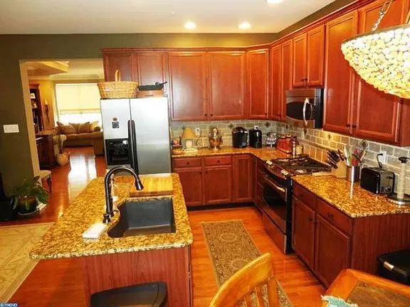 Building Photo - Spacious Toll Bros townhome