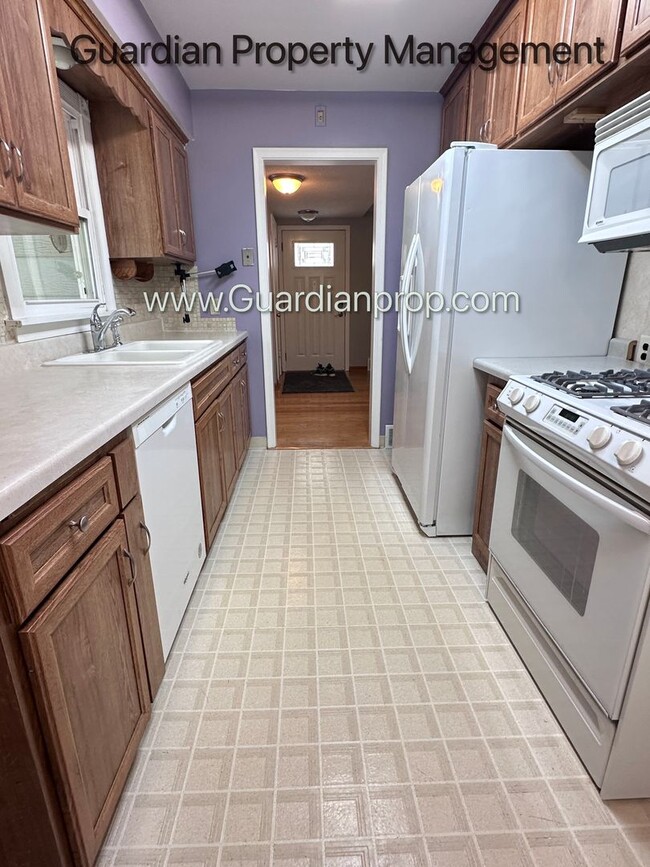 Foto del edificio - Richfield Single Family Home, Fenced Yard, 2 Car Garage, Dishwasher