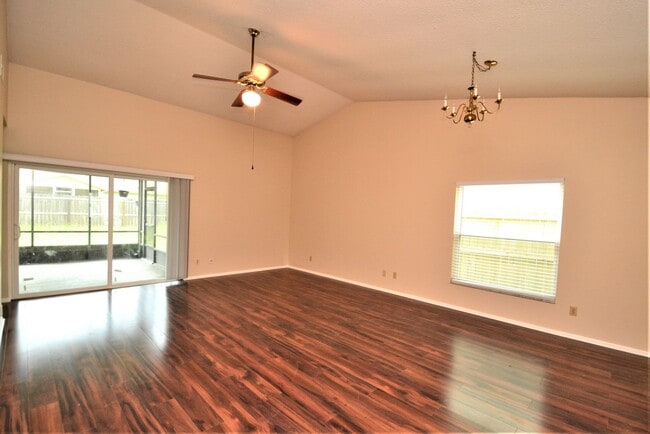 Foto del edificio - Upgraded Oviedo Home - Screened porch, fenced back yard, wood floors