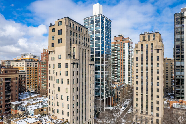 Building Photo - Astor Towers