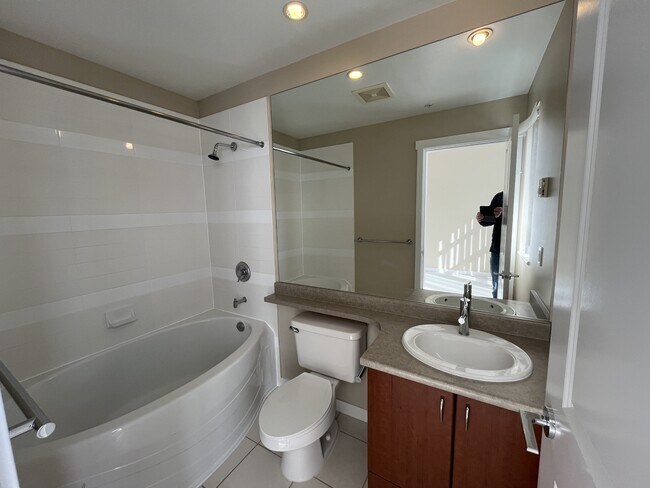 Photo du bâtiment - 9266 University Crescent