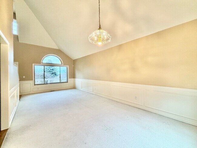 Foto del edificio - Spacious 4-Bedroom Home in LK WA Ridge wit...
