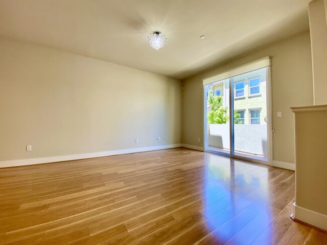 Building Photo - 10 Muller Pl