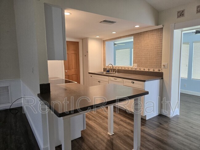 Building Photo - 1305 Fuchsia Dr