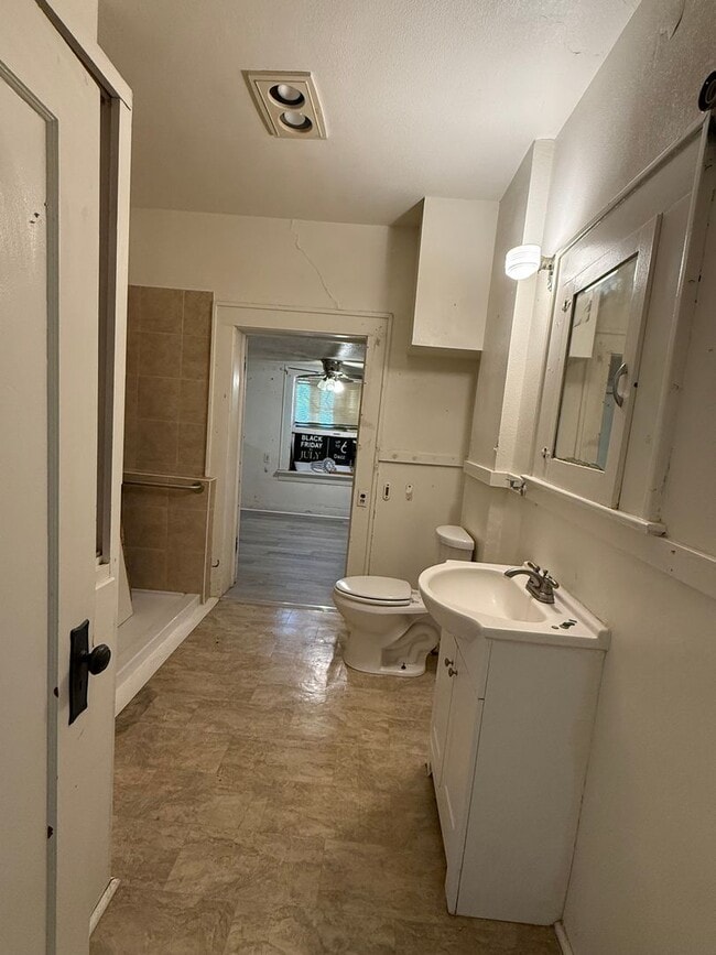 Foto del edificio - 300 E 5th St