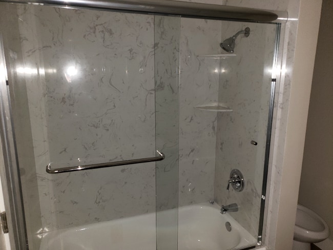 Building Photo - 105 E 5th St