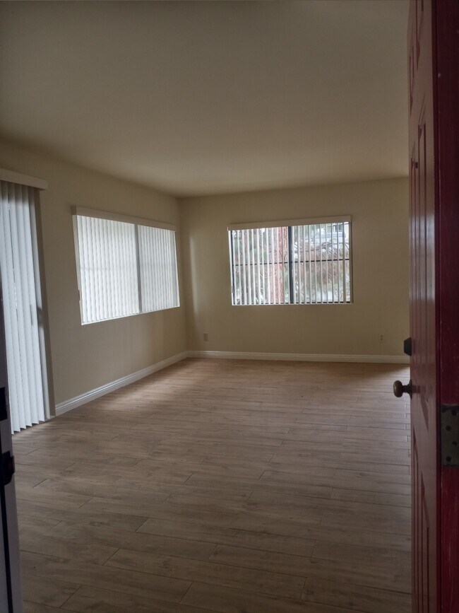 Spacious Livingroom-Balcony#1, Brand New Flooring, Fresh Paint, and Excellent Natural Lighting - 11051 Arminta St