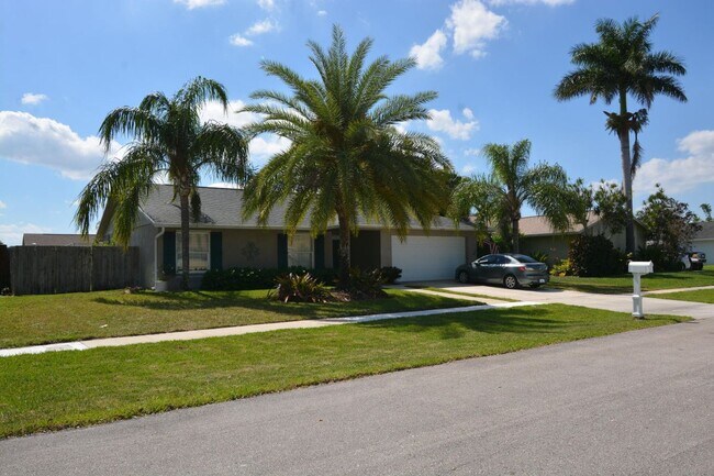 Foto del edificio - 1379 Pinetta Cir