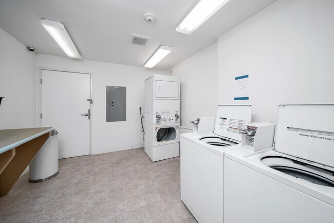 Foto del edificio - 1301 N Hollywood Way