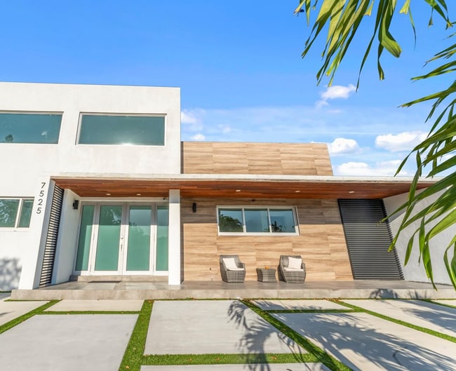 Foto del edificio - 7610 Bayside Ln