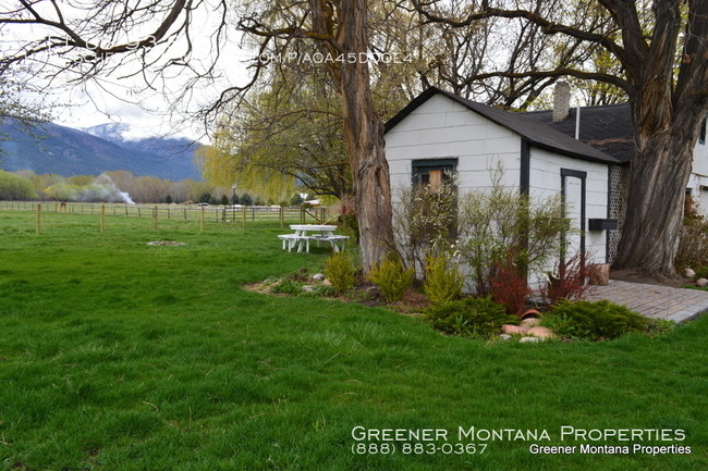 Building Photo - Farm House South of Hamilton