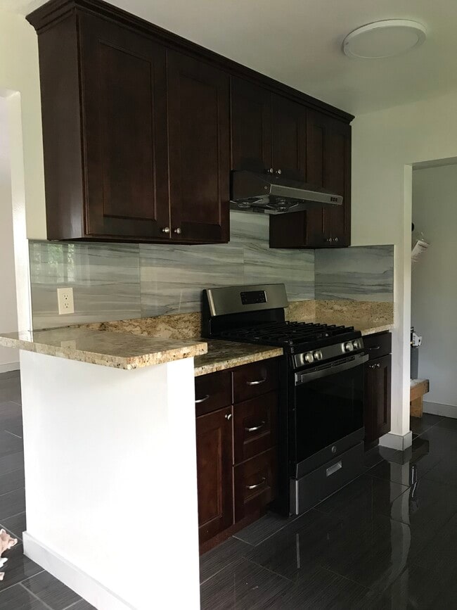 Kitchen - 207 Mooney Dr