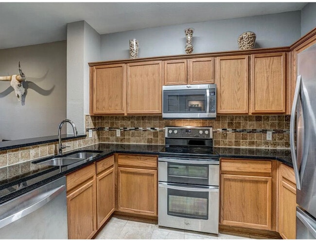 Building Photo - 2248 Stoneleigh Pl
