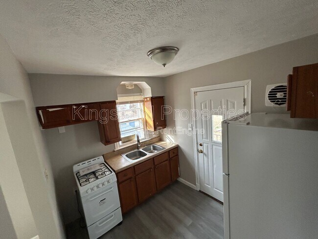 Building Photo - 10128 Cloverdale Dr