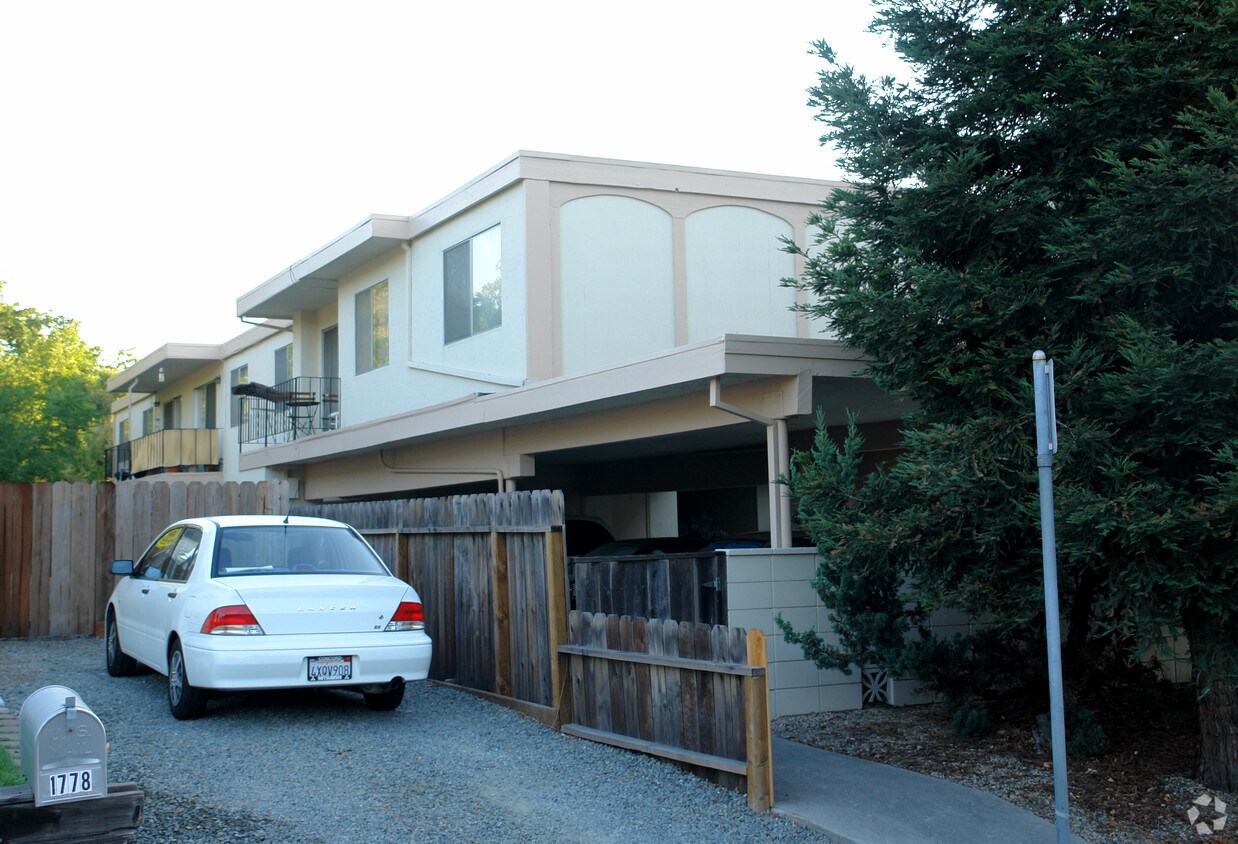Building Photo - 1776 Lacassie Ave