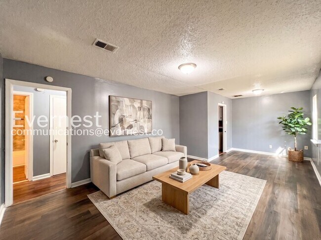 Foto del edificio - 5 Bed/2 Bath Home with Fenced Yard / Vouchers Accepted / Available Now!