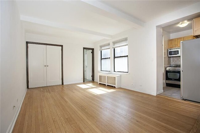 Building Photo - 31 E 12th St