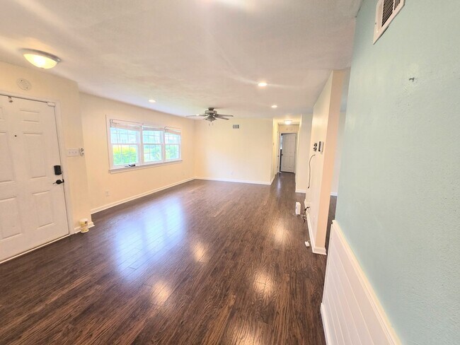 Building Photo - 3109 Bowling Green Dr