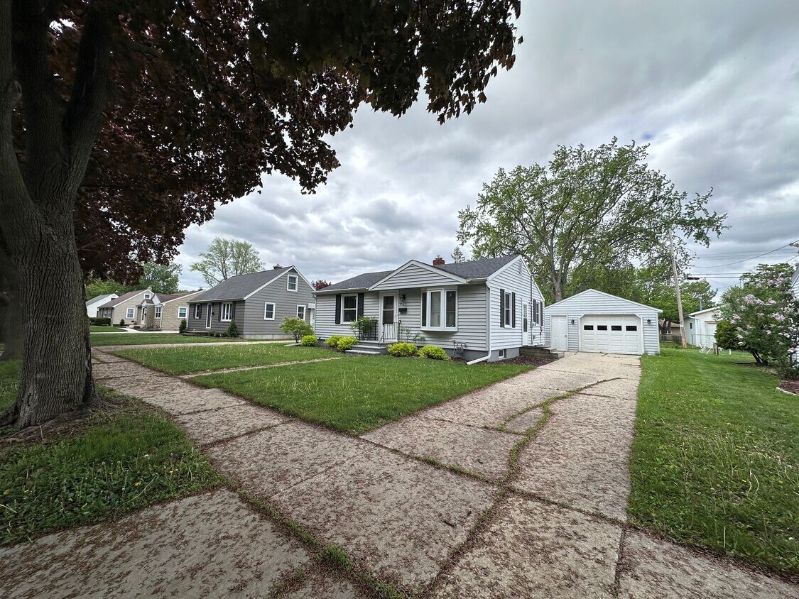 Foto principal - SPACIOUS 2 BEDROOM 1 BATH HOME