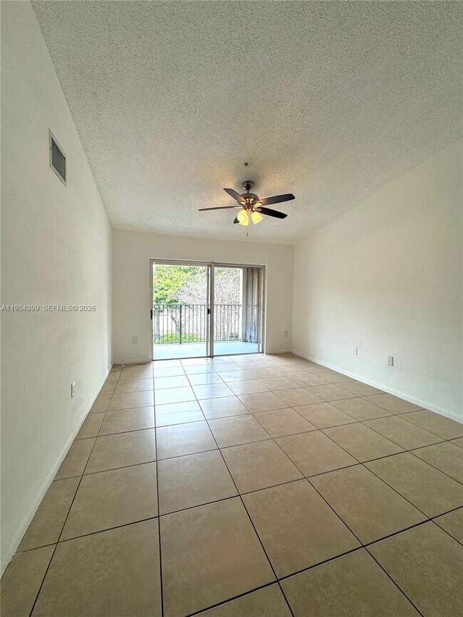 Foto del edificio - 4808 N State Rd 7