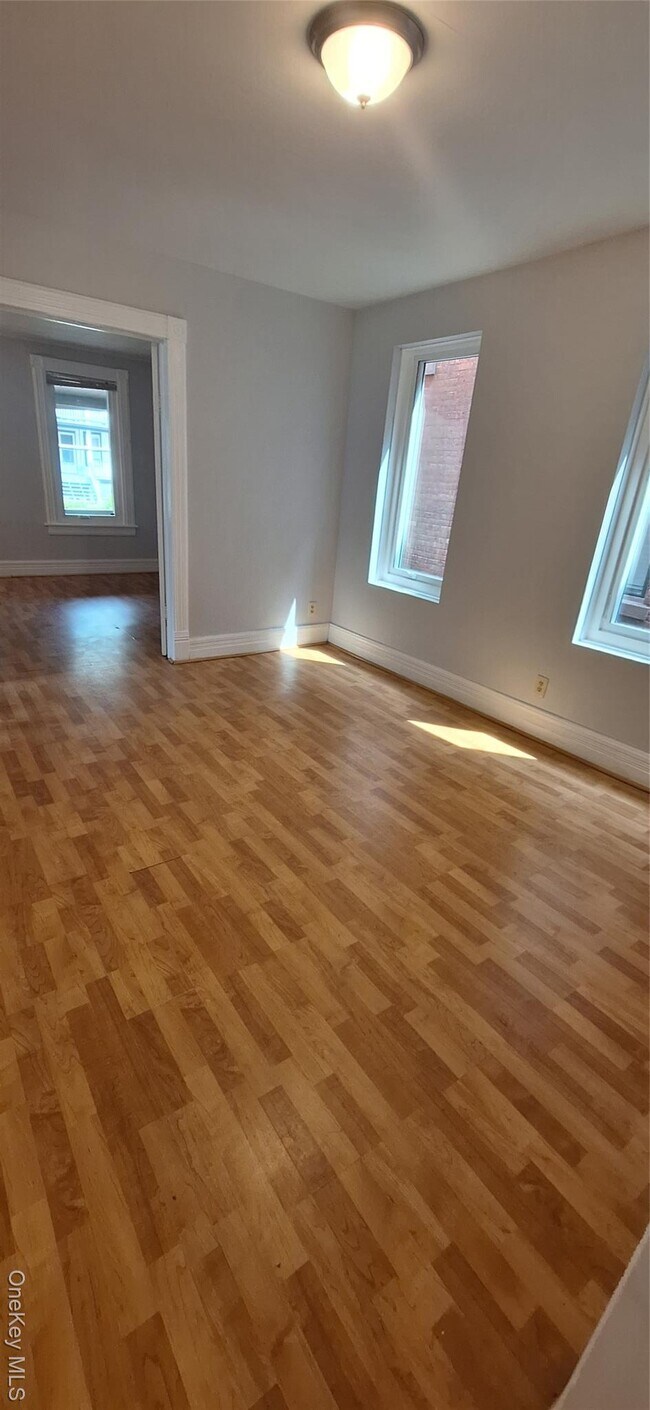 Foto del edificio - 200 N Hamilton St