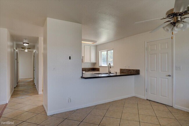 Building Photo - 4 br, 2 bath House - 402 Wawona Ct