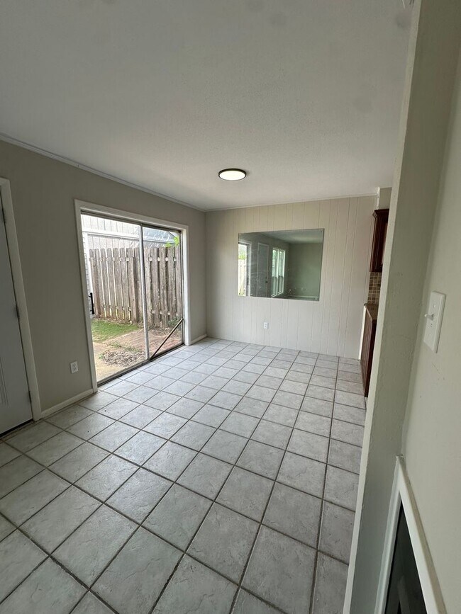 Foto del edificio - 2 Bedroom Townhome for RENT - WEST END BEAUMONT