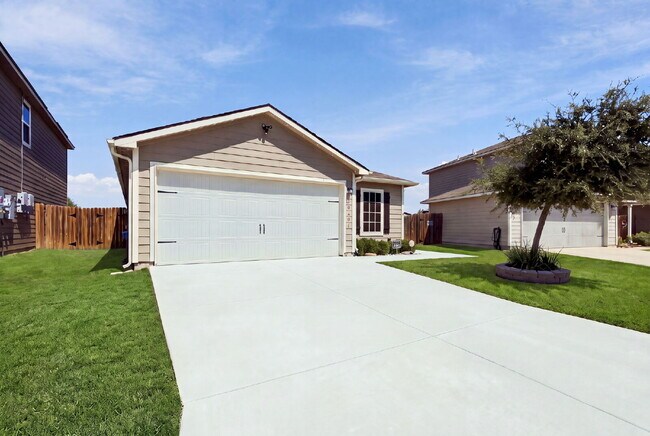 Foto del edificio - Spacious 4-Bedroom Home Near Lackland AFB with Private Backyard