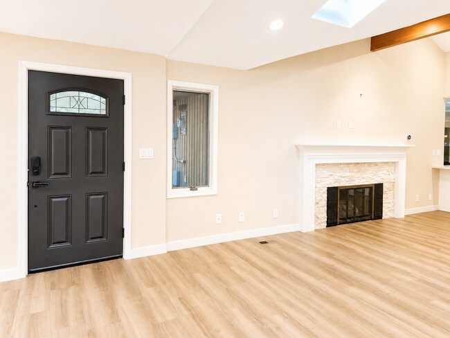 Building Photo - Beautifully Remodeled Home in Prime Kirkland Location | Designer Finishes | Spacious Layout | Top...
