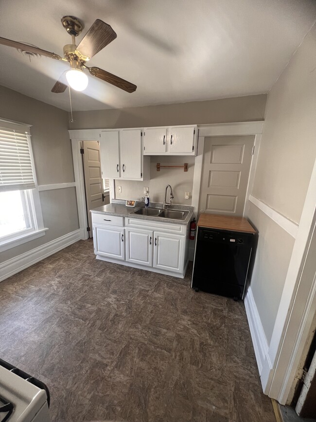 Kitchen - 2142 Clarence Ave