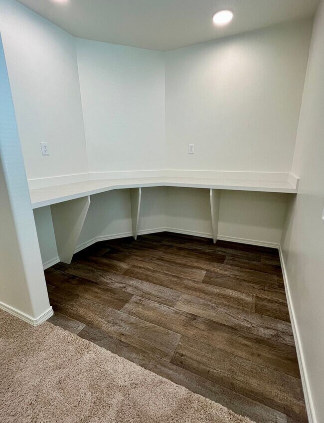 Foto del edificio - Corner Townhome!