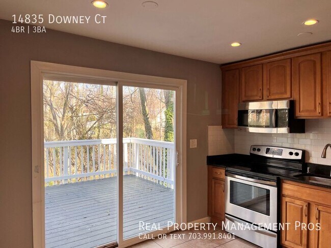 Building Photo - Qualify for a zero deposit option/deck bac...