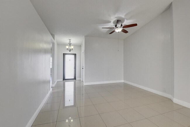 Building Photo - 1400 SW 18th St