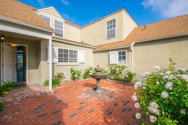 Building Photo - Bright Beautiful Tamarack Point Townhome!