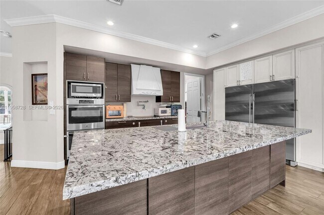 Foto del edificio - 545 Forest View Cir