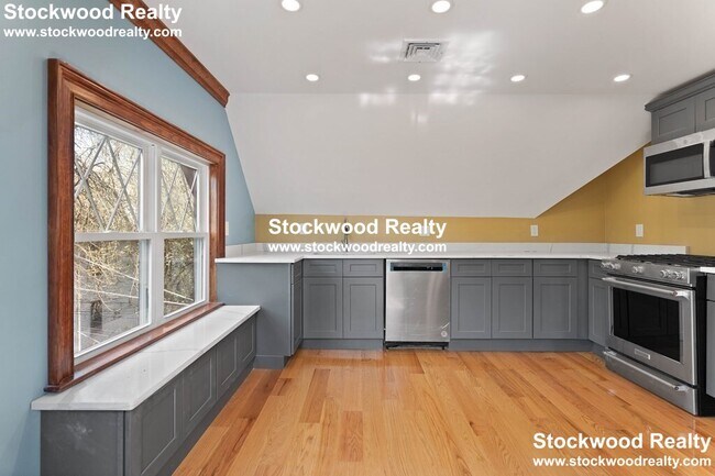 Foto del edificio - 17-19-19 Cushing Ave